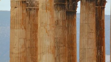 Yüzyıllar eski Tapınağı kalıntıları, üstte süslü büyük harfler ile Mermer sütunlar