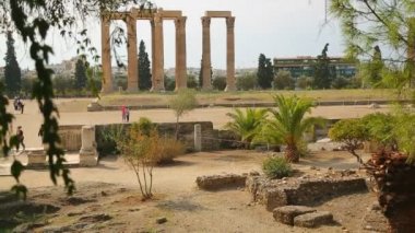 Turistler selfie antik Olympian Zeus Tapınağı topraklarında alarak birkaç