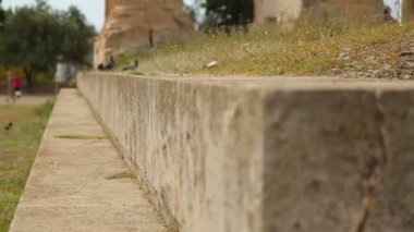 Fotoğraf çekmeye asırlık binanın bakarak turist grup kalır