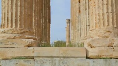 Zeus Tapınağı sütunları ile sofistike başkentleri taç dikey pan çekim