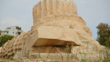 Pentelic mermer, arkeolojik kazılar yapılmış antik sütun kalıntıları