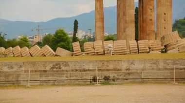 Antik Olympian Zeus Tapınağı köşe, modern arka plan Atina'da kalıntıları
