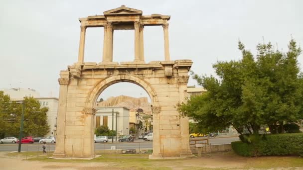 Arch Hadrianus dividera Aten i gamla och nya staden, trafik på Amalias Avenue — Stockvideo