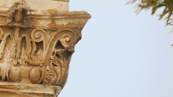 Hermosas capiteles corintios ornamentados coronando pilastras de la Puerta de Adriano — Vídeo de stock