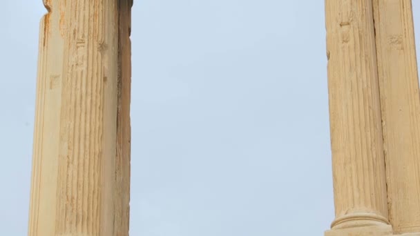 Высокие пилястры, увенчанные ионической архитектурой, Ворота Адриана в греческой столице — стоковое видео