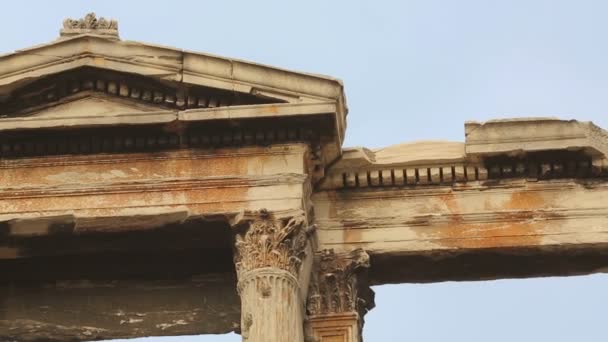 Panorama zničil starobylé stavby, marble Arch Hadrián v Aténách — Stock video