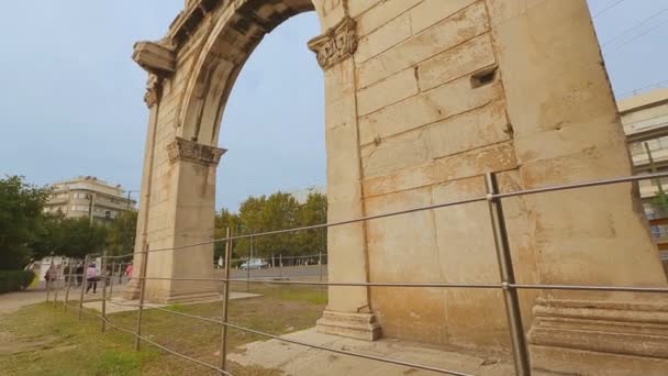 游客看着建筑来纪念罗马皇帝哈德良拱门 — 图库视频影像