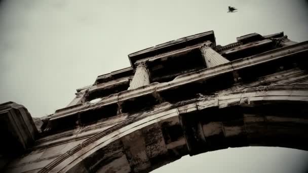 Ужасная атмосфера, черная птица улетает от страшного здания, фильм ужасов — стоковое видео