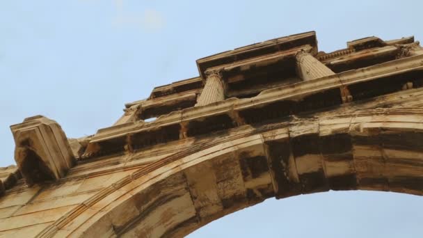 Vista desde abajo en el nivel superior de la Puerta de Adriano, arco antiguo en Atenas, Grecia — Vídeos de Stock