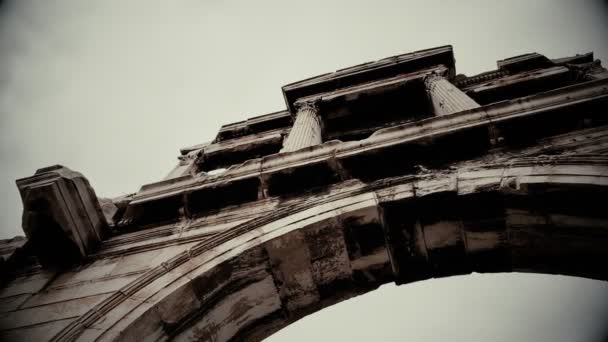 Svart och vitt skott av Hadrian's Arch i gamla dokumentär film. Aten, Grekland — Stockvideo