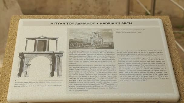 Gros plan du tableau d'information de référence sur Hadrian's Arch à Athènes, Grèce — Video