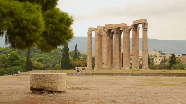 Туристы, гуляющие по территории храма Зевса Олимпийского, античная архитектура — стоковое видео