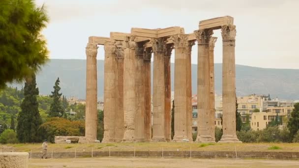 Uomo a piedi vicino ai resti del Tempio Olimpico Zeus ad Atene, attrazione turistica — Video Stock