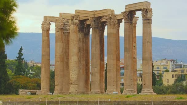 Ruins of Temple of Olympian Zeus in Athens, popular tourist attraction in Greece — Stock Video