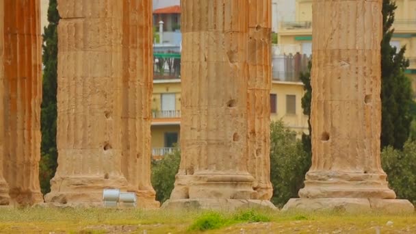 Panoramica verticale di alte colonne di marmo, capitelli e architravi corinzi — Video Stock