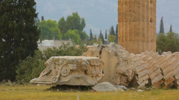 Restos de la columna de mármol demolida en el templo de Zeus olímpico en Atenas, Grecia — Vídeos de Stock