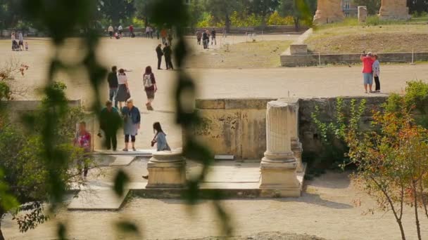 Multitud de personas caminando, tomando fotos en ruinas antiguas, atracción turística — Vídeos de Stock