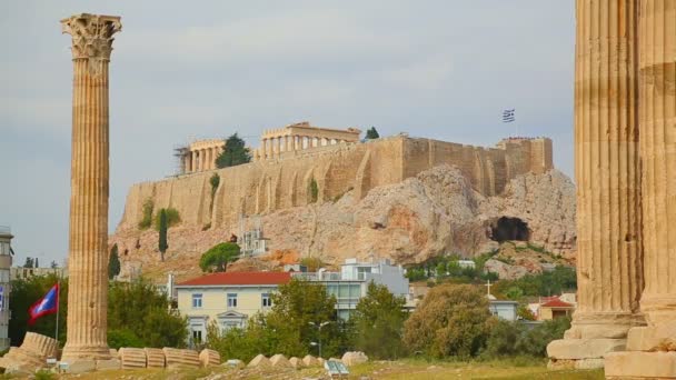 Vista distante do temple de Parthenon no alto do acropolis de Atenas, herança mundial — Vídeo de Stock