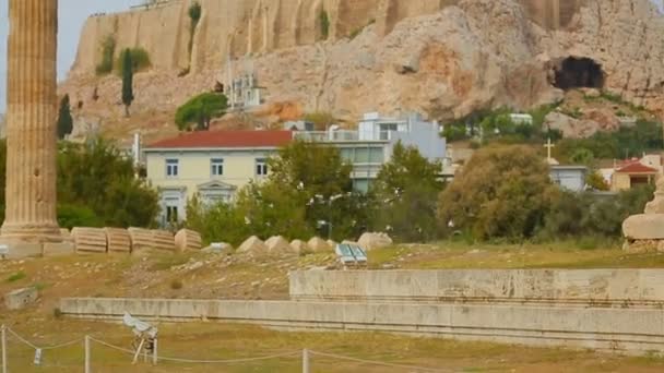 Panorama plano de territorio alrededor de antiguas ruinas del templo, piezas de columna en el suelo — Vídeos de Stock