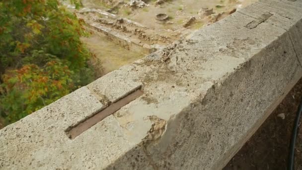 Vista superior del sitio de excavaciones arqueológicas, restos de cimientos de construcción de piedra — Vídeo de stock