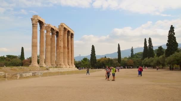 Turistas de vacaciones de verano en Grecia, fotografiando antiguas columnas en Atenas — Vídeo de stock