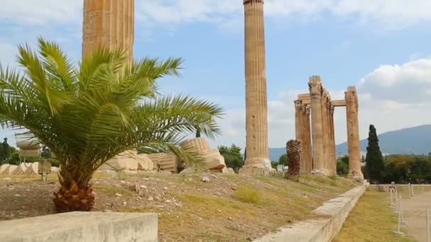 Passeio turístico em torno de ruínas de edifícios antigos, férias de verão, viagem turística — Vídeo de Stock