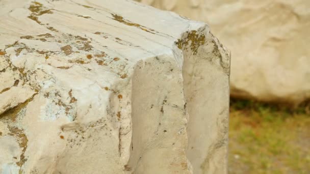 Enormes piedras de mármol pentélico en el sitio de excavación arqueológica, ruinas antiguas — Vídeo de stock