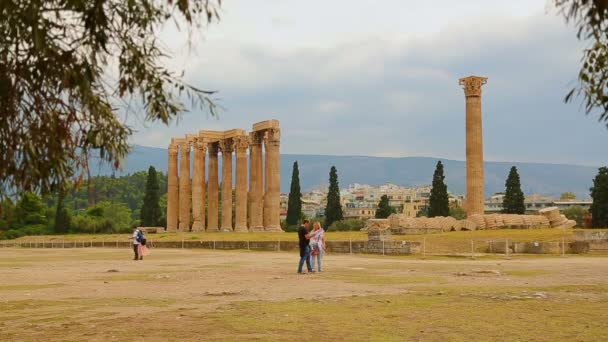 Туристы изучают карту, чтобы найти правильный путь на территории храма Зевса Олимпийского — стоковое видео