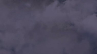 Yıldırım ağır fırtına Bulutların arasından uçan uçak grev devam cıvata. Pilotun bakış şiddetli türbülans içinde sallayarak uçak. Kaza, fırtınada uçan tehlikeleri riski