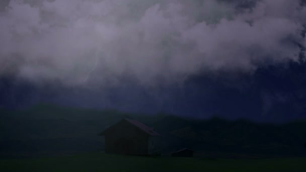 Enormes relâmpagos atingem acima da solitária casa de campo no vale, tempestade com som. Flashes de luz iluminam o céu escuro, nuvens no vento. Tempestade desastrosa causa graves danos aos agricultores em casa — Vídeo de Stock