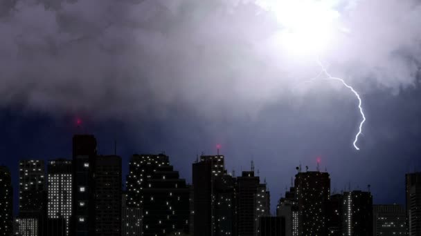 Удары молнии над небоскребами, драматические столкновения грома во время ливня. Сильное погодное предупреждение для мегаполиса, грозы и сильные дожди обрушились на город с ревущим звуком — стоковое видео