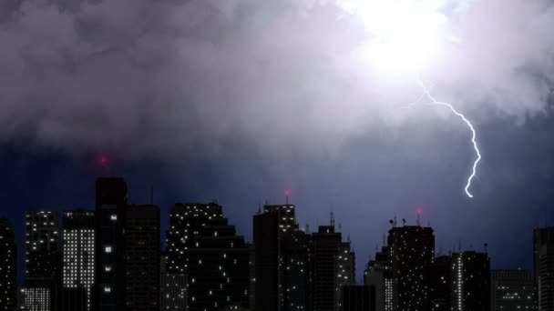 Des éclairs frappent au-dessus des gratte-ciel, des tonnerres éclatants pendant les tempêtes de pluie. Alerte de intempéries émises pour les mégalopoles, les orages et les fortes pluies sur la ville avec un bruit rugissant — Video