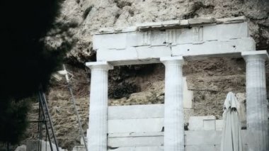 Siyah ve beyaz atış antik sütun, yıkılmış colonnade, korku film seti