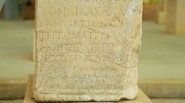 Antik taş tablo, antik Yunan dilinde metin Tarih Müzesi'nde sergi