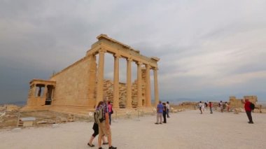 Atina, Yunanistan - Ağustos, 2015: Turist bir gezi turu. Birçok turist antik tapınak, gezi tur, turizm kalıntıları ziyaret
