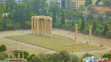 Büyük Mermer sütunlar, en büyük Tapınağı kalıntıları ile ilgilenen eski Yunan'da turist