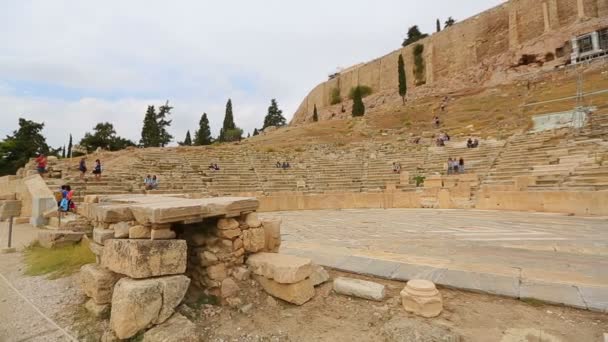 Romjai az ókori Színház a lejtőn, az Akropolisz, turisztikai látványosság, Görögország — Stock videók