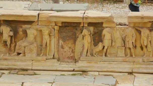 Antiguo relieve con antiguas criaturas mitológicas en las ruinas del Teatro de Dionisio — Vídeo de stock