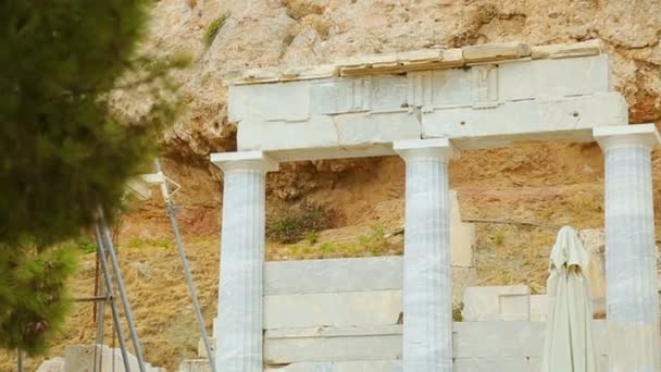 Restos antiguos de la columnata de mármol, decoración fijada para la película sobre Grecia antigua — Vídeos de Stock