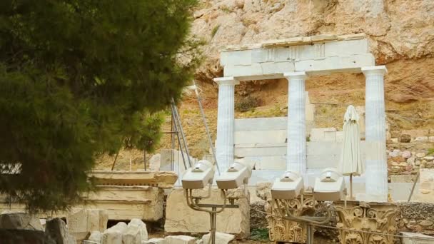 Наводнения, направленные на остатки древних мраморных колонн в музее под открытым небом — стоковое видео