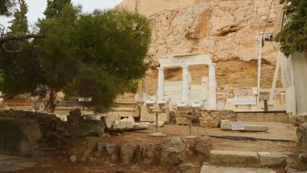 Restos de columnas de mármol, edificio antiguo arruinado en el fondo de la Acrópolis en Atenas — Vídeos de Stock