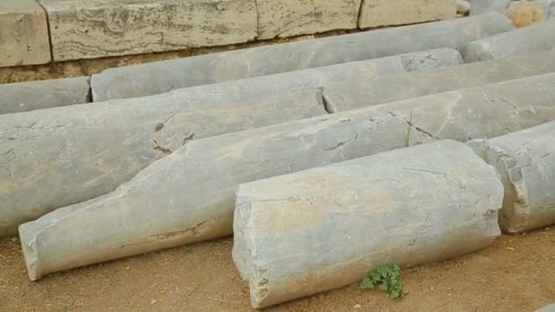 Куча античных мраморных колонн на месте археологических раскопок, развалины зданий — стоковое видео