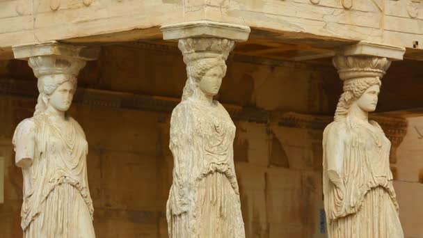 Statue in marmo di donne forti che sostengono il tetto, trattamento disumano delle donne — Video Stock