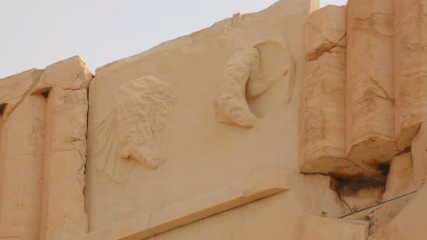 Klassisches griechisches Architekturdetail, Überreste eines Steinreliefs auf dem Dach des Gebäudes — Stockvideo
