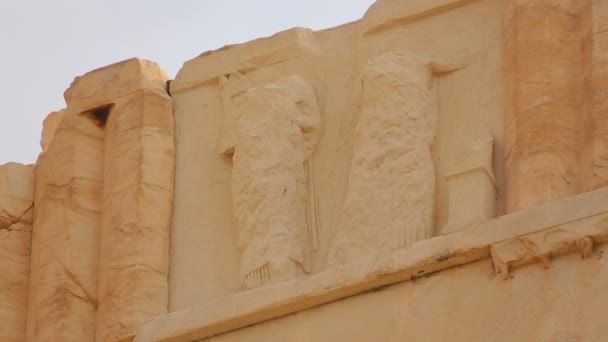 Überreste eines geschnitzten Reliefs auf einem antiken Tempel, Erhaltung des kulturellen Erbes — Stockvideo