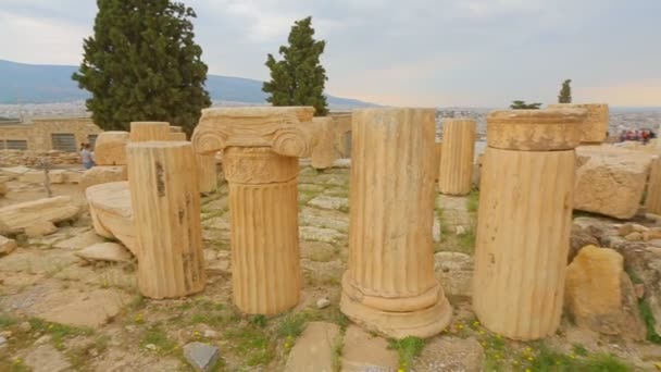 Piezas de sofisticadas columnas de mármol apiladas en el suelo, ruinas de edificios antiguos — Vídeos de Stock