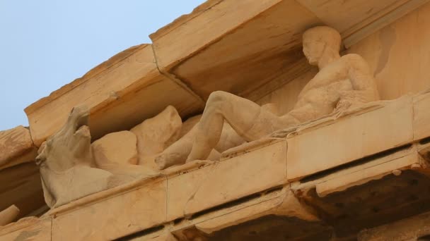İnsan ve at Parthenon Tapınağı Yunanistan dekorasyon antik mermer heykeller — Stok video