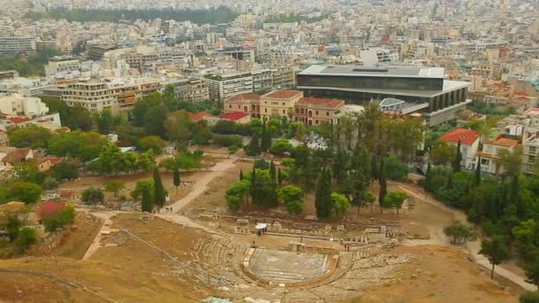 Vista aérea surpreendente do cityscape de Atenas, teatro de Dionysus, museu novo do acropolis — Vídeo de Stock