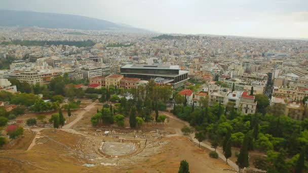 Όμορφη εναέρια αστικό τοπίο της Αθήνας με το αρχαίο θέατρο και το σύγχρονο μουσείο — Αρχείο Βίντεο