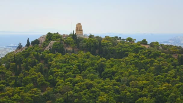 Стародавні Пагорб Філопаппу на вершині зеленого пагорба в Афінах, Оглядова екскурсія — стокове відео